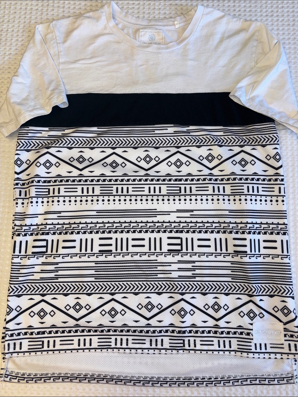 ON THE BYAS Size MEDIUM Black White Aztec Stripe Short Sleeve Mesh Tee